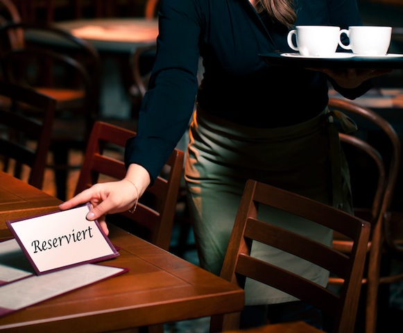 Junge kellnerin arbeitet im Cafe